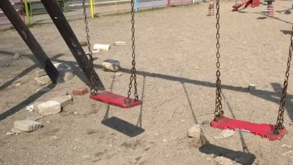 Incident șocant, în parc: copil de 4 ani, dus de urgență la spital după ce un leagăn s-a rupt și l-a lovit