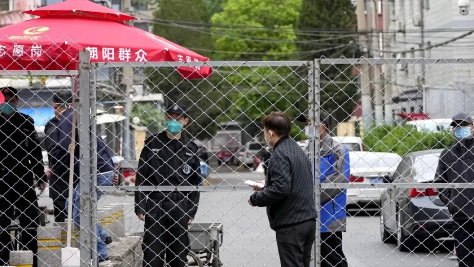 Incredibil ce a făcut un chinez din cauza coronavirus: S-a baricadat în mașină o zi întreagă, convins că e infectat