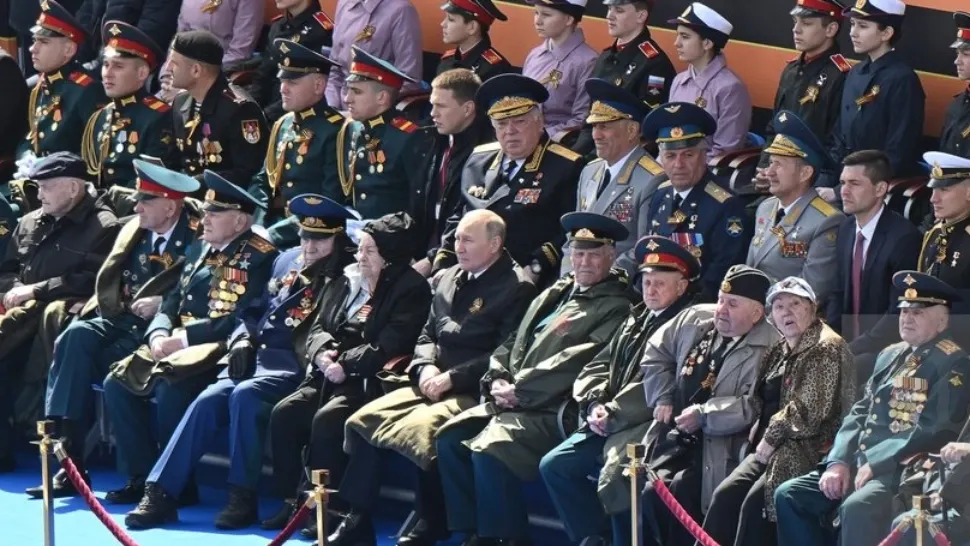 Putin, cu păturică la parada de Ziua Victoriei - Cum s-a transformat liderul rus care înota la bustul gol în copcă