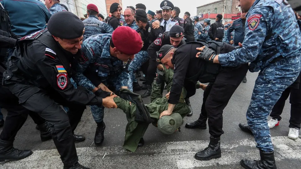 Noi proteste de amploare în Armenia. Ciocniri violente între manifestanti și polițiști - VIDEO & FOTO