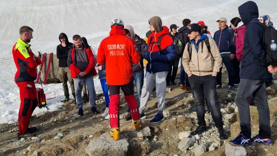 S-au dus să se cațere pe munte, dar au rămas fără suflu. Au chemat Salvamontul ca să coboare