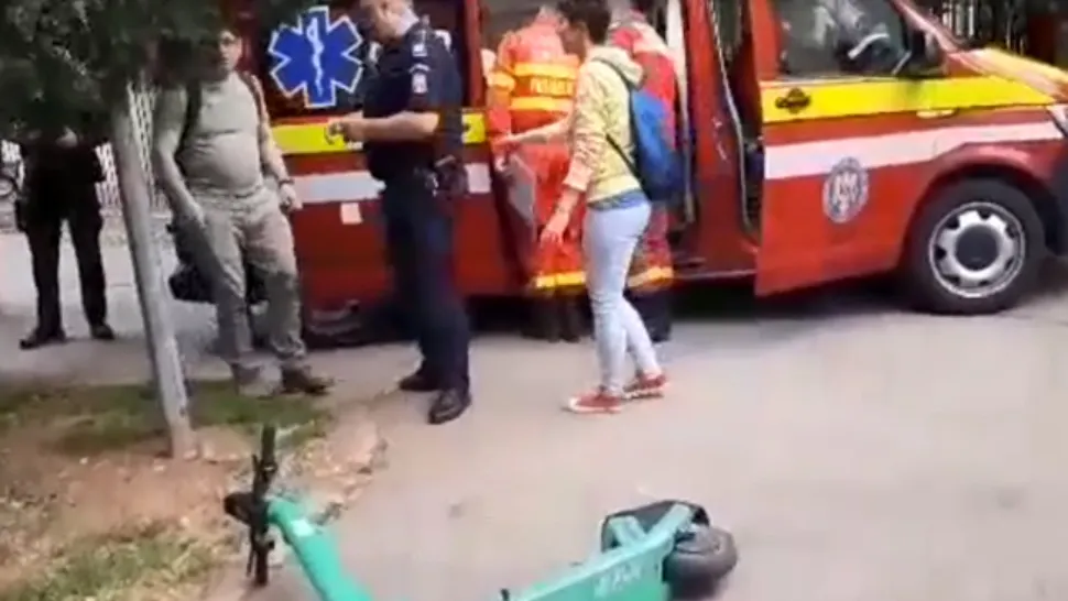 Femeie pe trotinetă, luată pe capotă de o mașină a poliției aflată în misiune