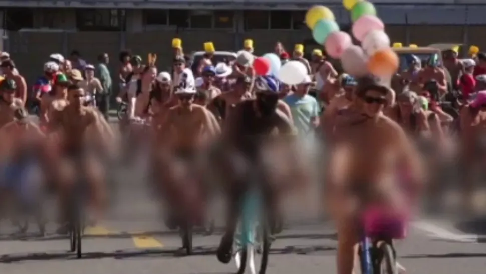 Protest inedit în Marea Britanie. Au pedalat dezbrăcați, în semn de respect pentru natură