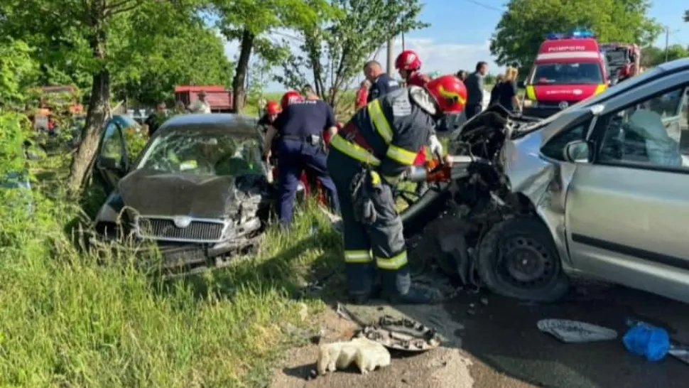 FOTO | Accident CUMPLIT în Botoșani: 10 persoane rănite, între care 7 copii 
