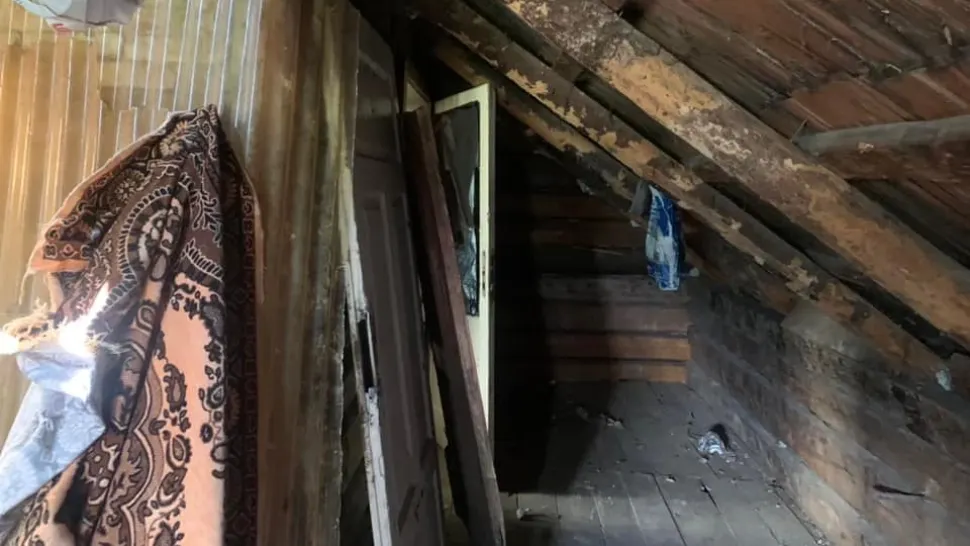 Femeie închisă în-un pod, de aproape 3 ani, în Suceava. "Cel mai revoltător caz de degradare umană" - geamuri bătute în cuie - FOTO