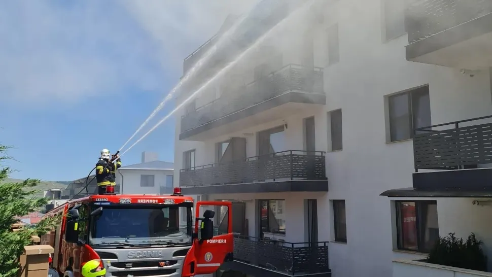 Incendiu violent într-un bloc din Florești, lângă Cluj-Napoca. Zeci de persoane s-au autoevacuat - Pompierii intervin - VIDEO