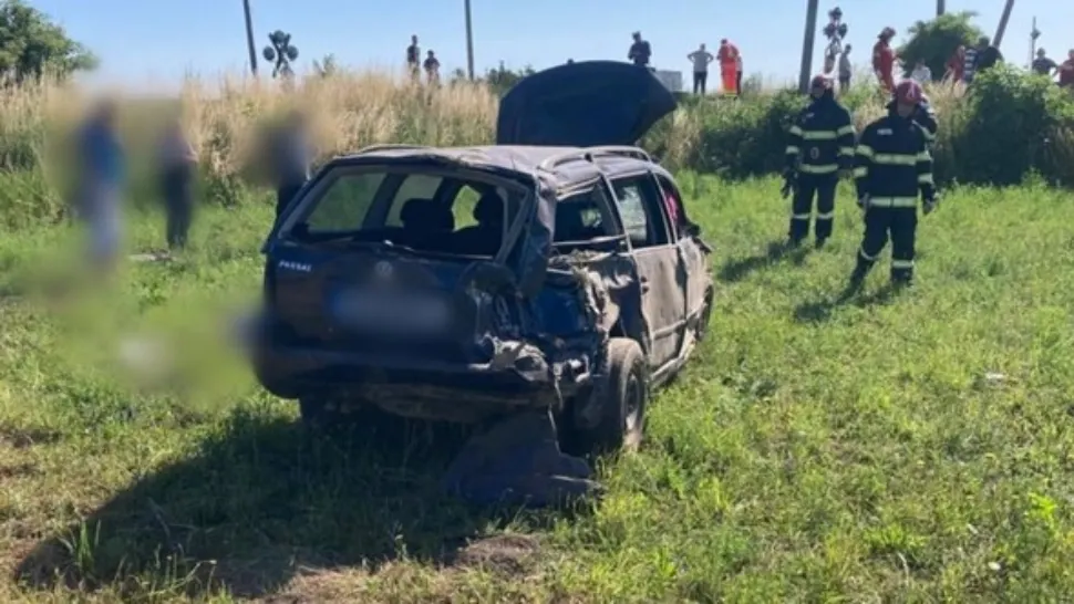 Accident feroviar în Suceava. O femeie a murit după ce mașina în care se afla a fost spulberată de tren - FOTO