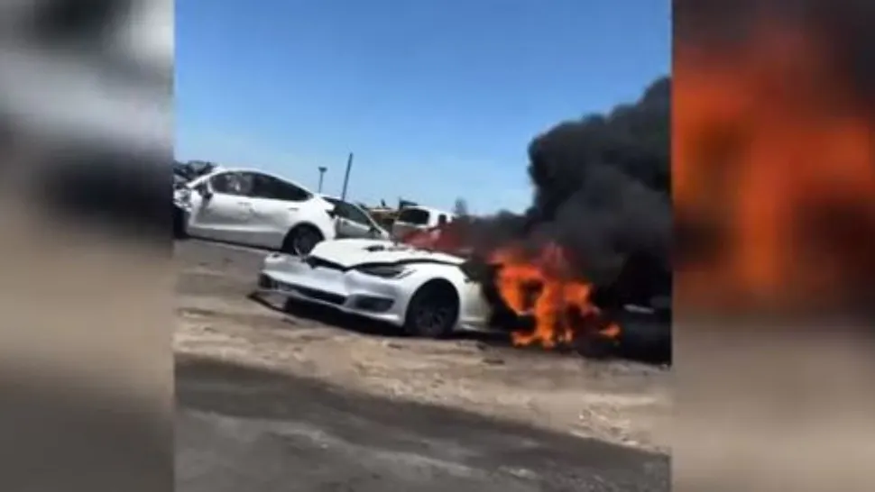 O mașină Tesla a luat foc după ce a stat în soare 