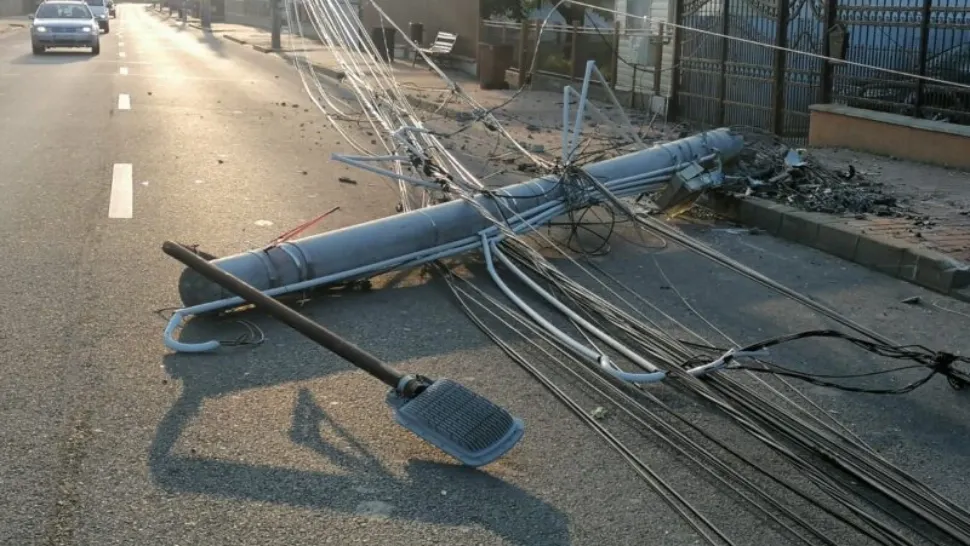Dezastru pe o stradă din Târgu-Neamț. Un șofer beat a lăsat localnicii fără curent, după ce a pus la pământ doi stâlpi de electricitate - FOTO