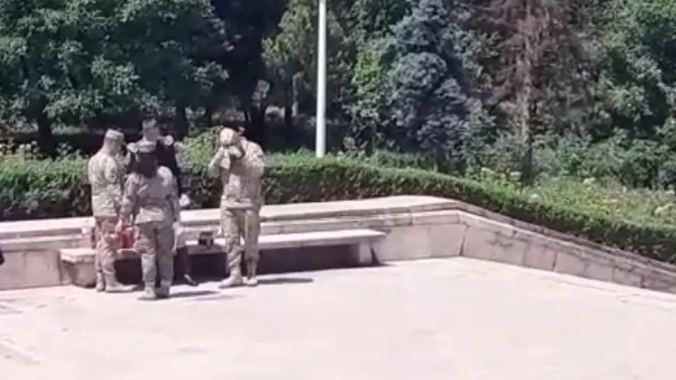 Incident la ceremonia organizată de Ziua Eroilor: doi soldați au avut nevoie de medic după ce li s-a făcut rău, sub privirile lui Iohannis - VIDEO