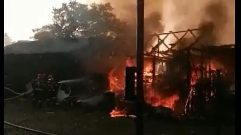 Incendiu puternic la un atelier mecanic din Suceava. Flăcările au făcut scrum întreaga anexă