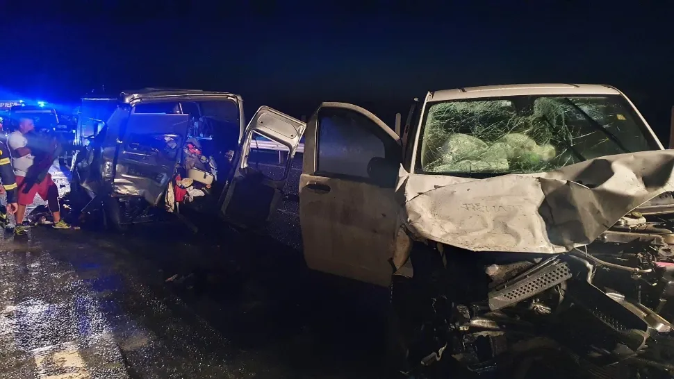 Accident grav pe A1 între două microbuze cu pasageri, în apropiere de Pecica - 11 persoane au fost transportate la spital