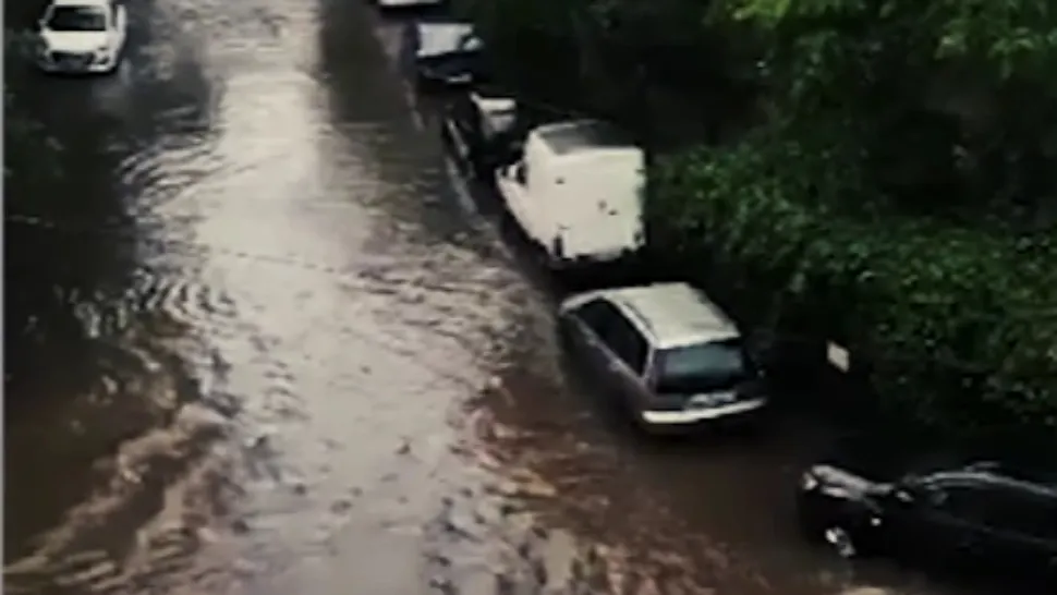 PRĂPĂD în țară după codul galben de furtuni: zeci de gospodării INUNDATE, mașini DISTRUSE de copacii smulși de vânt - VIDEO