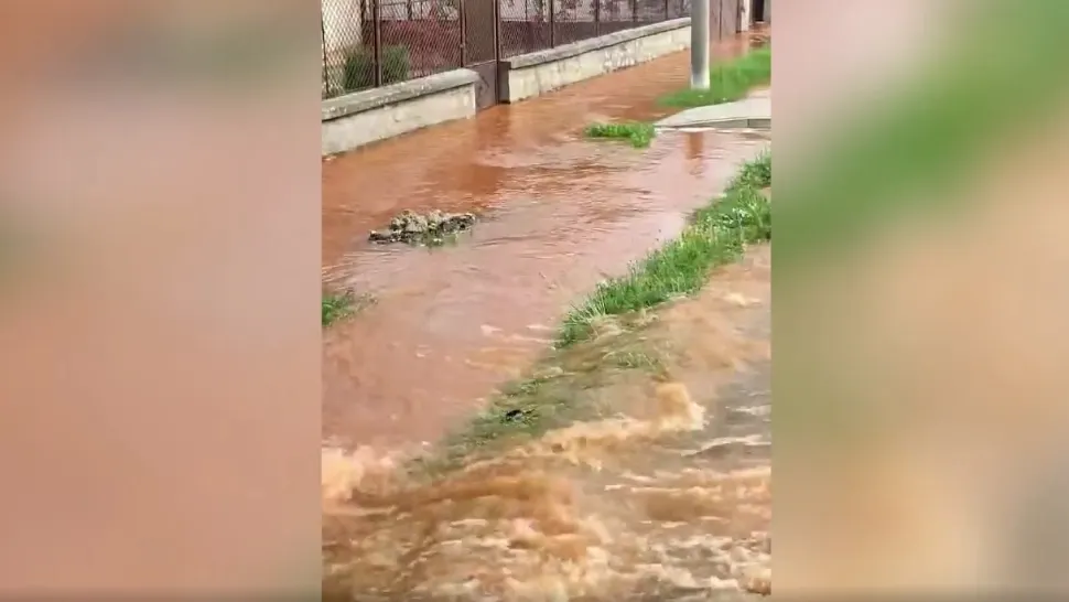 Mai multe străzi și case, inundate din cauza unei avarii, în Alba
