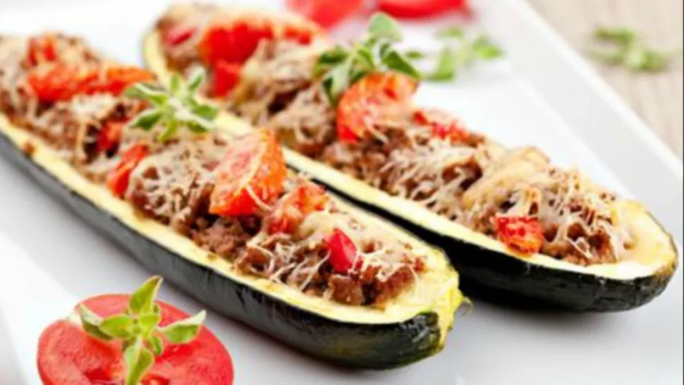 Reţetă de vară rapidă: "Bărcuţe" din dovlecel umplute cu carne
