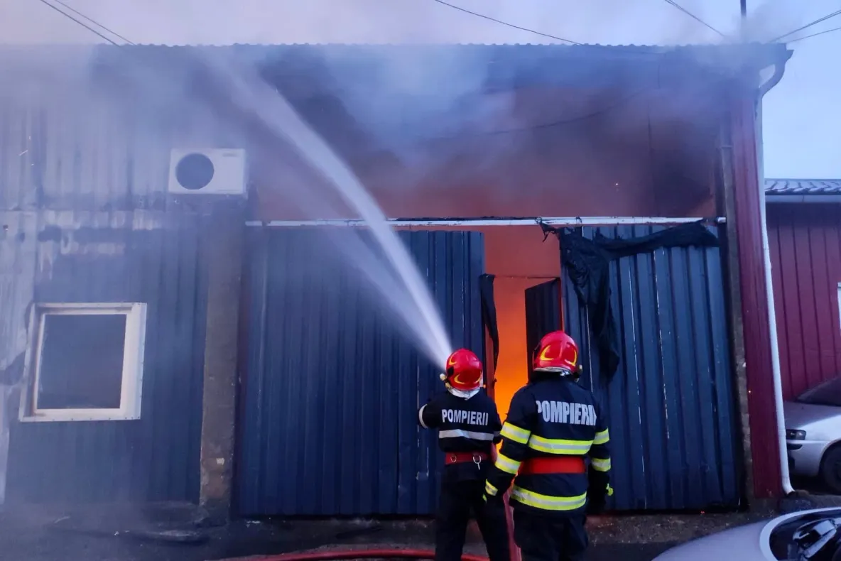O cramă a ars din temelii - Intervenția de urgență a pompierilor