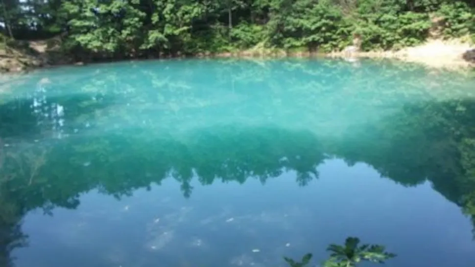Un lac minier, care își schimbă culoarea în funcție de anotimp, devine obiectiv turistic național