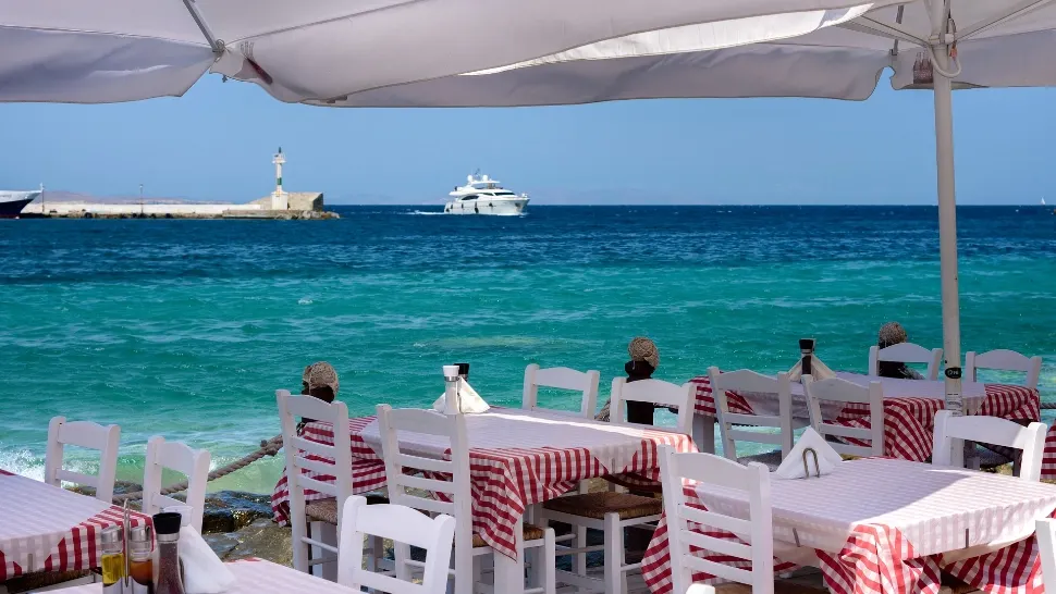 Taxă de plastic în Grecia. Surpriză pe nota de plată pentru românii de la mare