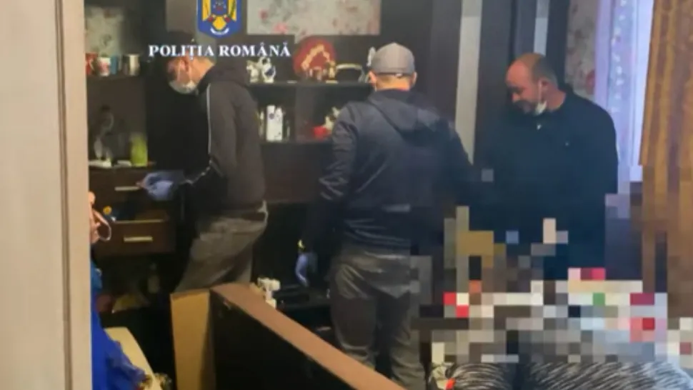 Percheziții la o rețea de hoți care furau bani de pe cardurile unor bătrâni  - VIDEO 