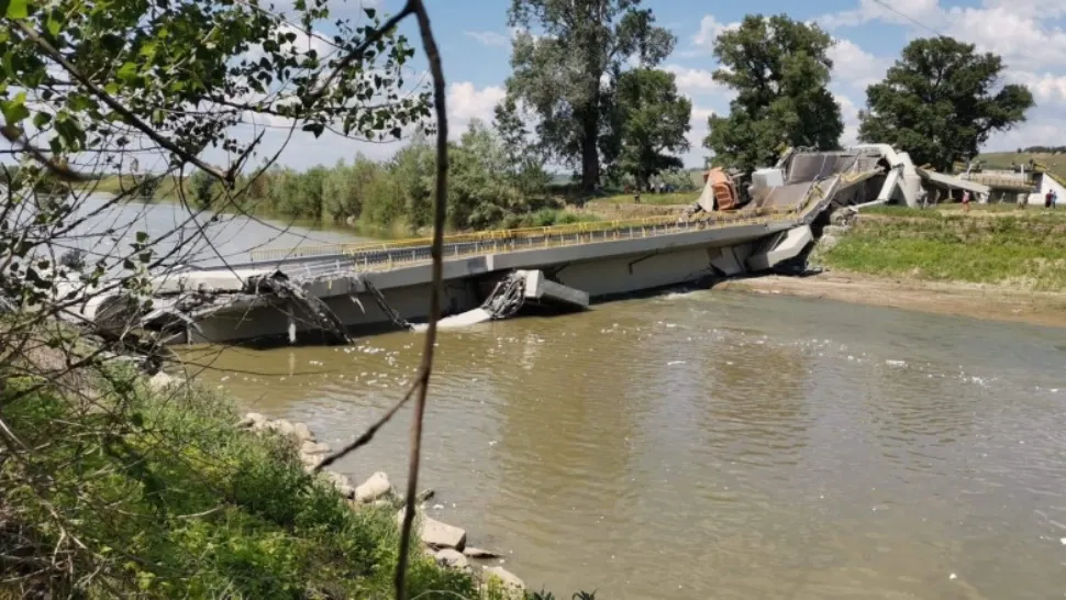 Cum se va face traversarea podului care a căzut în Neamț. Ministerul Apărării intervine