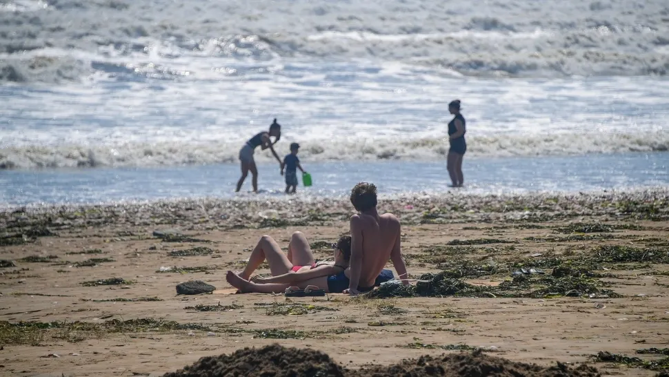 Cum arată o plajă pe care ruşii şi-au aruncat ani la rândul sticlele de vodcă - FOTO