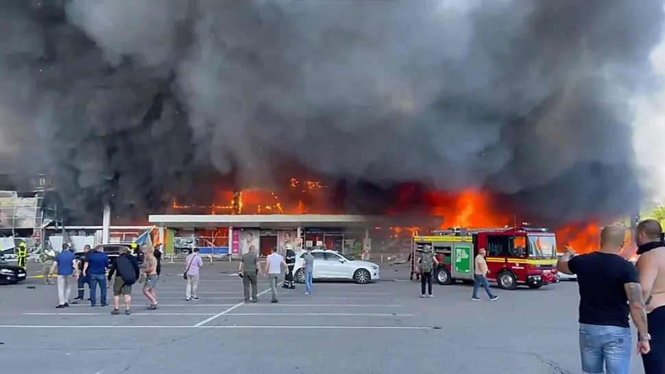 Război în Ucraina, ziua 125. Trupele de invazie avansează în Lysychansk. Au loc lupte de stradă. Atac cu rachetă la mall: 16 morți - LIVE TEXT