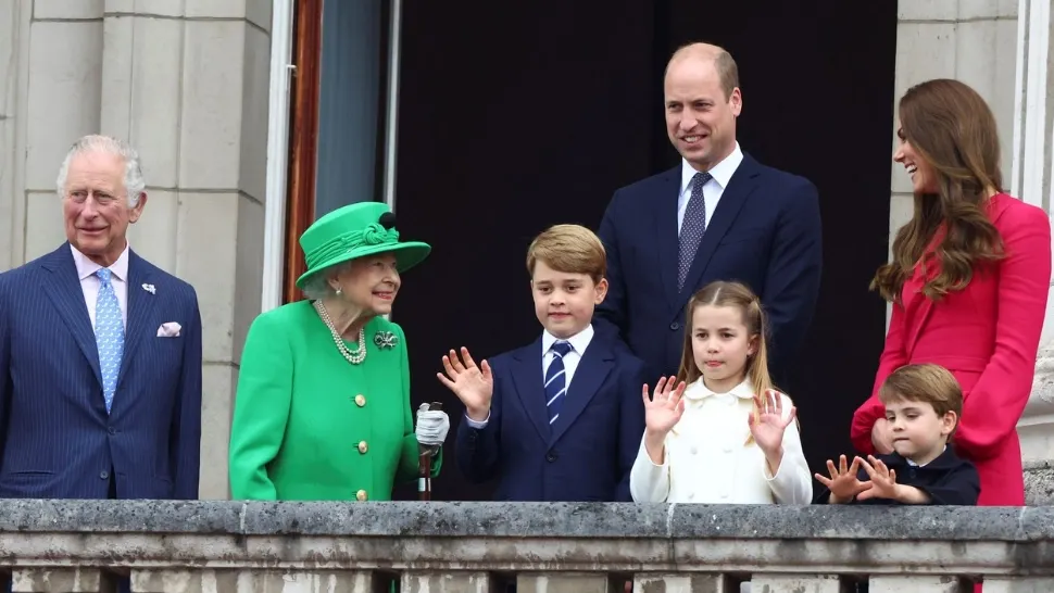 VIDEO | Apariție surpriză a Reginei Elisabeta a-II-a la balconul Palatului Buckingham