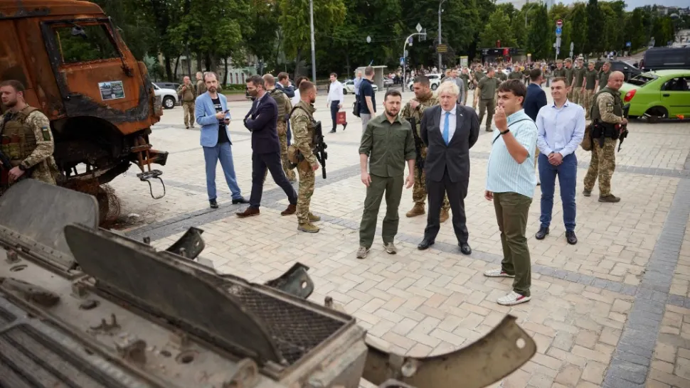Boris Johnson la a doua vizită în Ucraina. S-a plimbat pe străzile Kievului alături de Zelenski (foto)