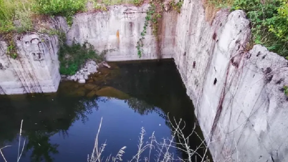 Un fost mare COMBINAT al României a devenit o RUINĂ: mlaștinile și canalele adânci, un PERICOL pentru oameni