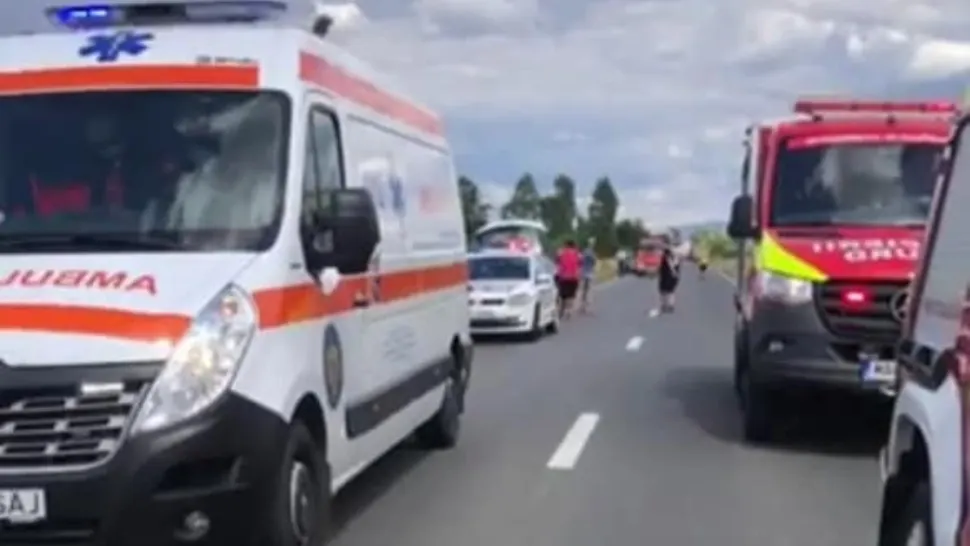 Accident grav cu 3 mașini, în Timiș - o persoană a murit și alta rănită și transportată de urgență la spital - FOTO