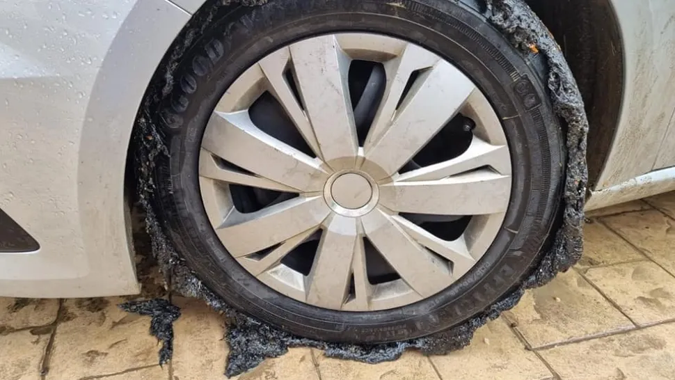 Drum județean din Iași, asfaltat pe ploaie. Materialul, luat pe roți de șoferi - VIDEO