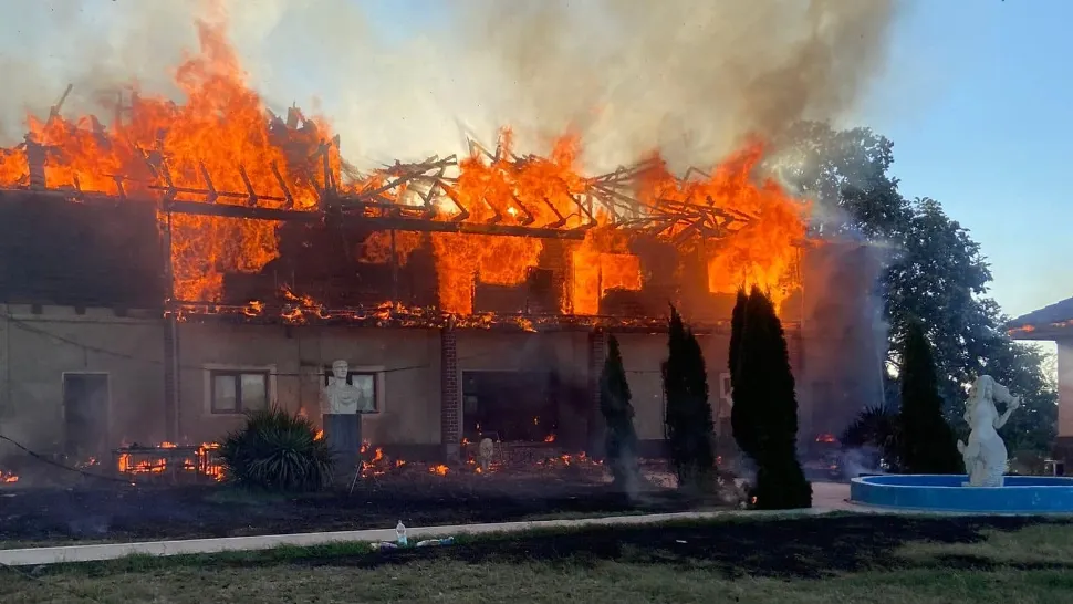 Incendiu devastator la o pensiune, din Mehedinți - Focul a cuprins întreaga clădire - Toate persoanele cazate, evacuate - VIDEO