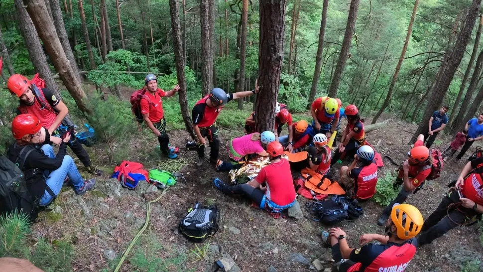 O turistă a căzut 10 metri în Munţii Făgăraş - A fost nevoie de intervenția elicopterului SMURD