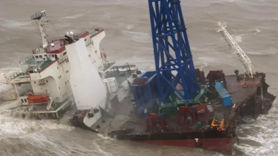 Navă ruptă în două de taifun în Marea Chinei de Sud - 27 de marinari, dați dispăruți. Scene dramatice de salvare - VIDEO