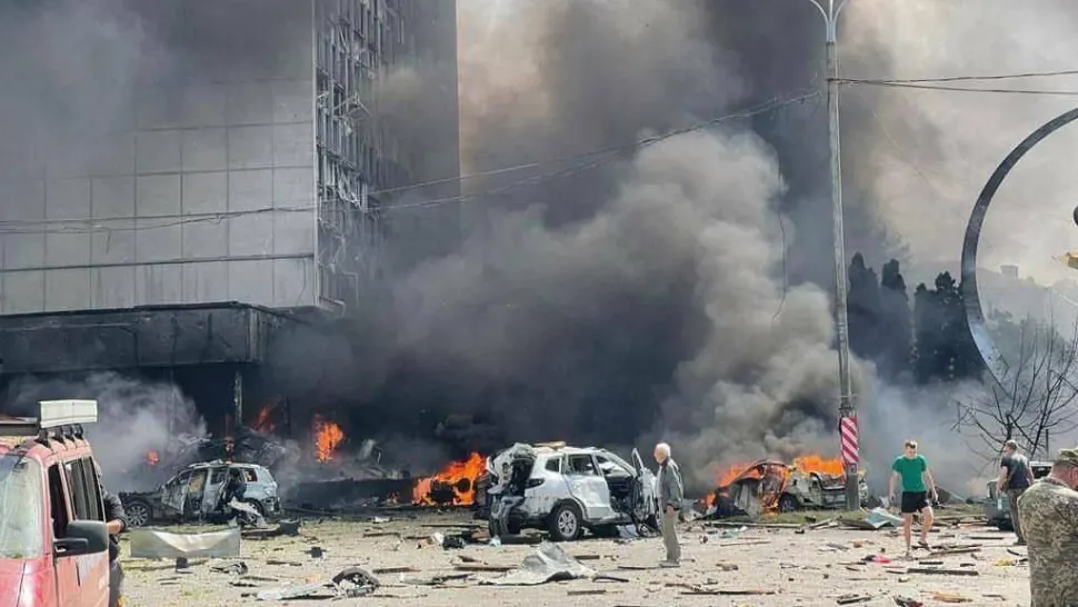 Bombardamente în centrul Ucrainei. Cel puțin 21 de morți și 90 de răniți. Număr mare de persoane dispărute  – FOTO&VIDEO