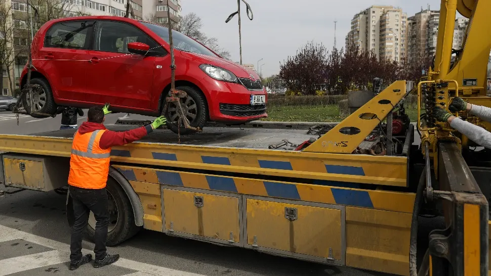Șoferii nu vor mai putea parca GRATIS pe locurile amenajate sau pe trotuarele din centrul Capitalei - mașini ridicate și amenzi usturătoare
