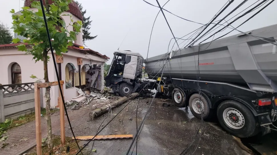 A intrat cu TIR-ul în capela unei biserici. Accident TERIFIANT în Dâmbovița - VIDEO