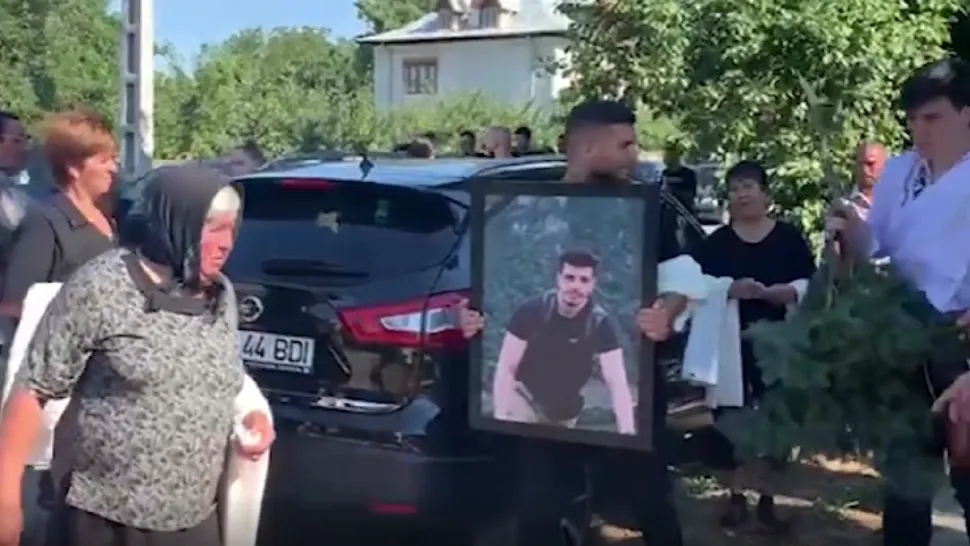 Momente dramatice la căpătâiul tânărului mort în Grecia. Familia l-a condus, astăzi, pe ultimul drum