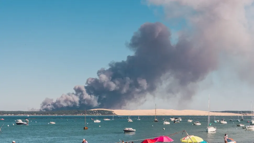 Incendii violente în Franța: mii de turiști au fost evacuați. Nor gros de fum deasupra celei mai mari dune de nisip din Europa - FOTO