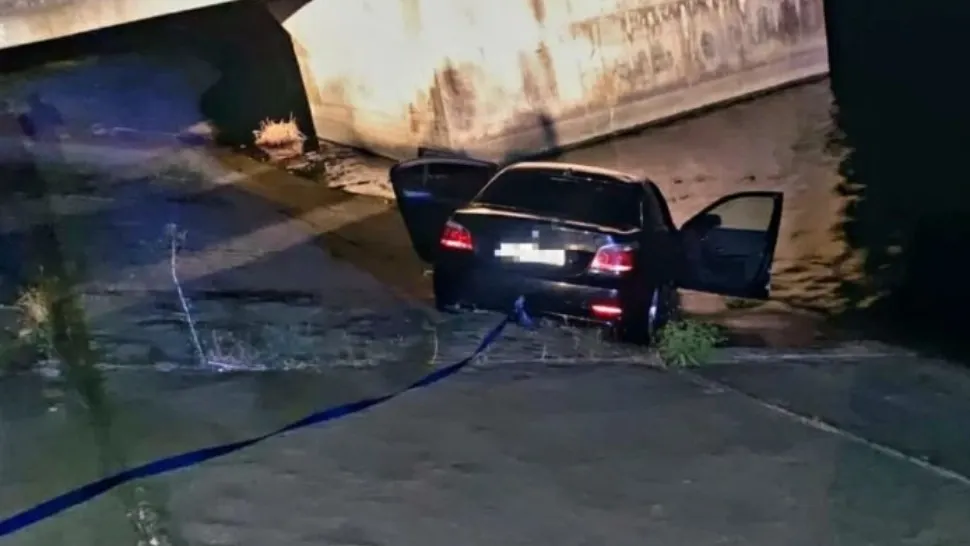 Accident cumplit la barajul Mihăilești! Intervenție amplă după ce o mașină a căzut în râul Argeș. În ce stare e șoferul - VIDEO