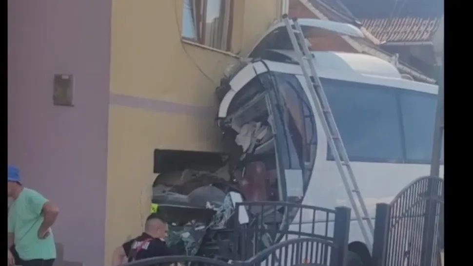 Plan roșu în Maramureș. Un autocar cu ZECI DE PASAGERI a intrat într-un zid FOTO/VIDEO