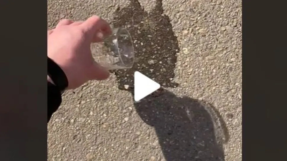VIDEO – Un român a turnat un pahar de apă pe asflatul încins și a reușit să uimească internetul cu asta: “Jos pălăria! Felicitări!”