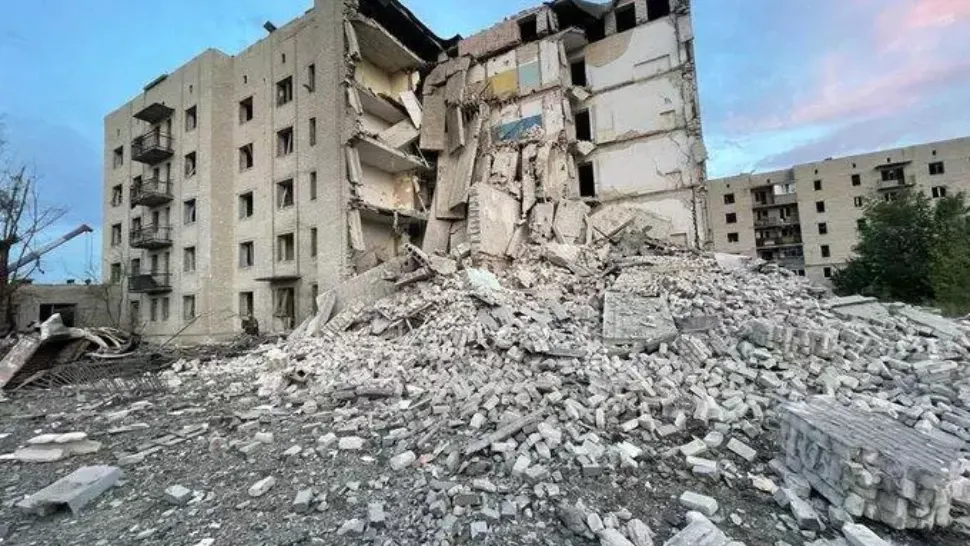 Rușii au lovit cu rachete Uragan un bloc de 5 etaje din Donețk. Cel puțin 6 morți și zeci de oameni sub ruine