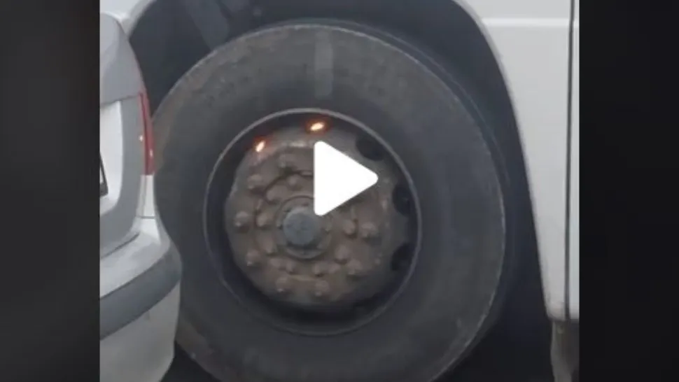 VIDEO – Roată unui autobuz, în flăcări, în traficul din București – Cum a reacționat șoferul