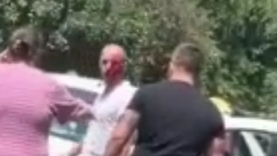 2 șoferi s-au luat la bătaie, pe un bulevard din Galați. Scene ȘOCANTE surprinse de martori - VIDEO