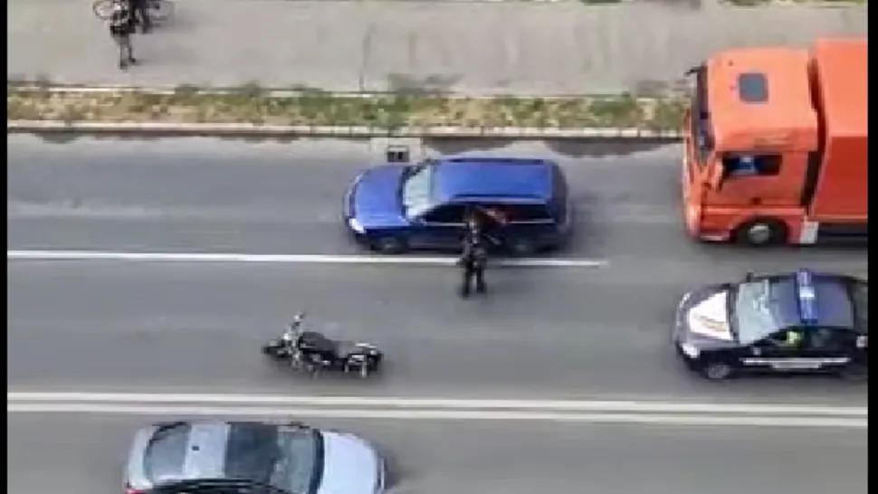 Scandal chiar în fața polițiștilor. Un șofer și un motociclist au fost la un pas să se ia la bătaie