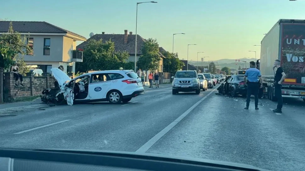 Carambol pe o șosea din județul Cluj. 6 mașini au fost implicate, un șofer a ajuns la spital (VIDEO/FOTO)