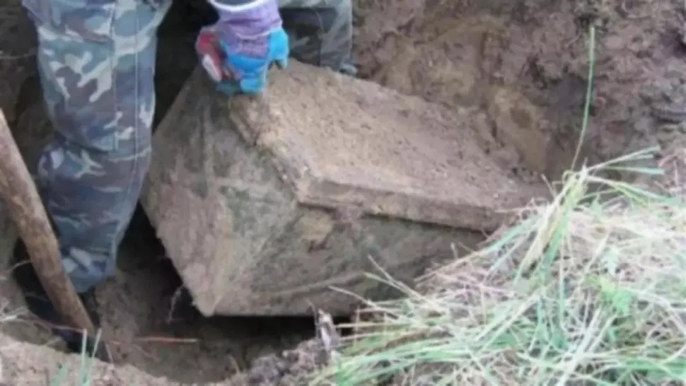 Au găsit un cufăr îngropat în pământ. Când l-au deschis au înlemnit. Este ascuns de zeci de ani