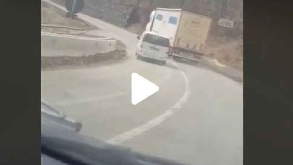 VIDEO – Un “dubițar” s-a săturat să meargă încet în spatele TIR-ului așa că a forțat o depășire halucinantă – Putea să se termine tragic