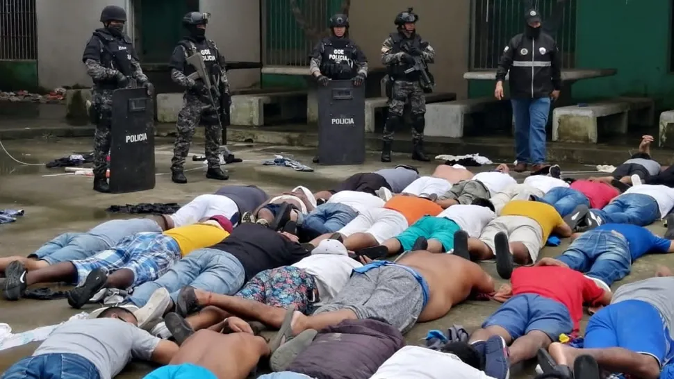 Măcel într-o închisoare din Ecuador. 13 deținuți au murit, iar alți 2 sunt grav răniți